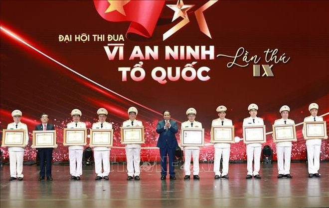 El primer ministro Pham Minh Chinh entrega el título de Héroe de las Fuerzas Armadas Populares y la Medalla de Mérito Militar de Primera Clase a colectivos e individuos con logros sobresalientes. (Foto: VNA) El primer ministro Pham Minh Chinh entrega el título de Héroe de las Fuerzas Armadas Populares y la Medalla de Mérito Militar de Primera Clase a colectivos e individuos con logros sobresalientes. (Foto: VNA)
