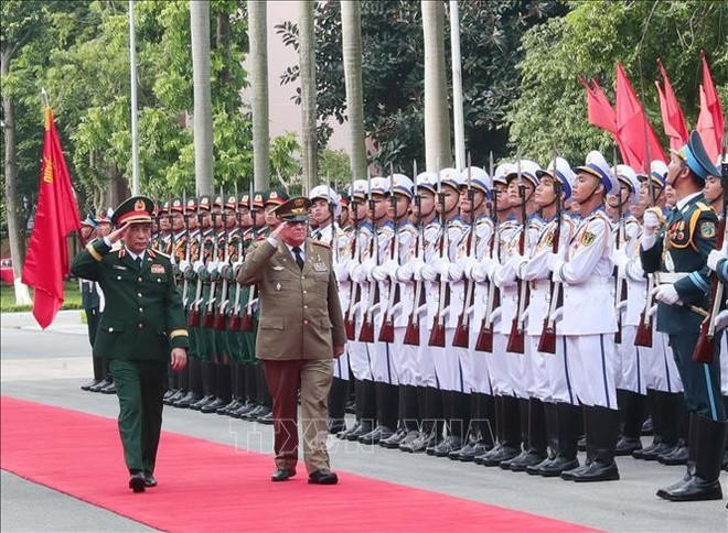 En el acto de bienvenida al general de cuerpo de ejército Álvaro López Miera, ministro de las Fuerzas Armadas Revolucionarias de Cuba. (Foto: VNA) En el acto de bienvenida al general de cuerpo de ejército Álvaro López Miera, ministro de las Fuerzas Armadas Revolucionarias de Cuba. (Foto: VNA)
