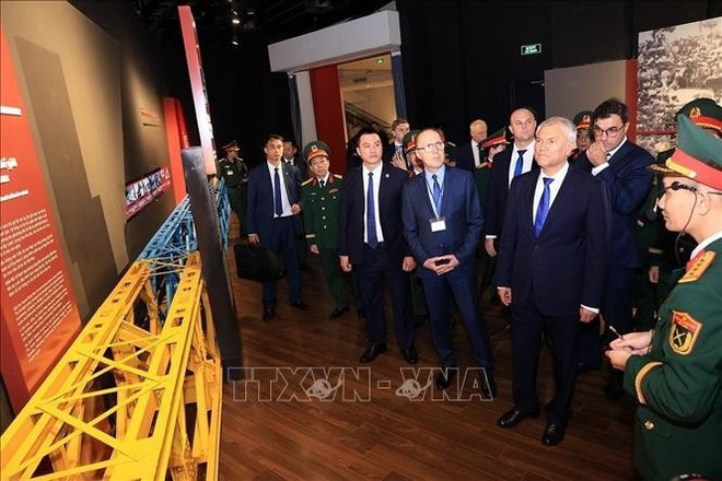 Un funcionario del Museo de Historia Militar de Vietnam presenta al presidente de la Duma Estatal de Rusia, Vyacheslav Volodin, y a los delegados, sobre objetos en exhibición. (Foto: VNA) Un funcionario del Museo de Historia Militar de Vietnam presenta al presidente de la Duma Estatal de Rusia, Vyacheslav Volodin, y a los delegados, sobre objetos en exhibición. (Foto: VNA)