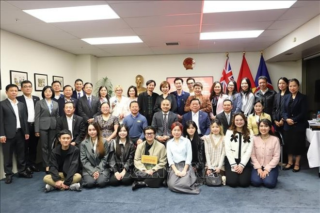 El jefe de la Comisión de Propaganda, Educación y Movilización de Masas, Nguyen Trong Nghia, se toma una foto de recuerdo con funcionarios de la Embajada de Vietnam en Wellington y representantes de la comunidad vietnamita en Nueva Zelanda. (Foto: VNA) El jefe de la Comisión de Propaganda, Educación y Movilización de Masas, Nguyen Trong Nghia, se toma una foto de recuerdo con funcionarios de la Embajada de Vietnam en Wellington y representantes de la comunidad vietnamita en Nueva Zelanda. (Foto: VNA)