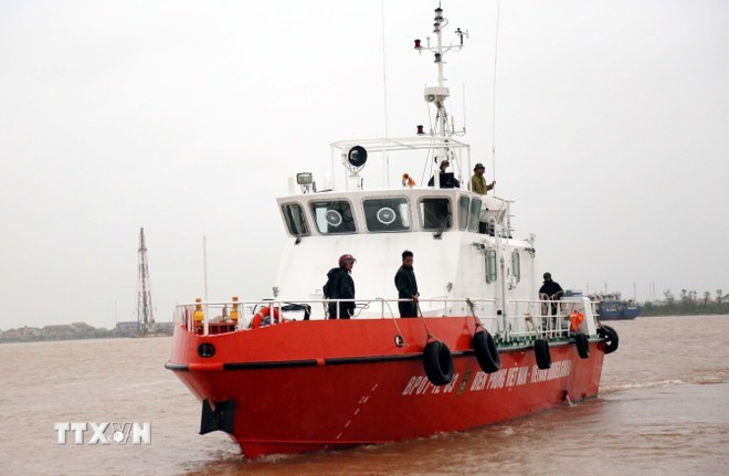 Se movilizan vehículos para buscar a las víctimas desaparecidas en dos barcos pesqueros hundidos. (Foto: VNA) Se movilizan vehículos para buscar a las víctimas desaparecidas en dos barcos pesqueros hundidos. (Foto: VNA)