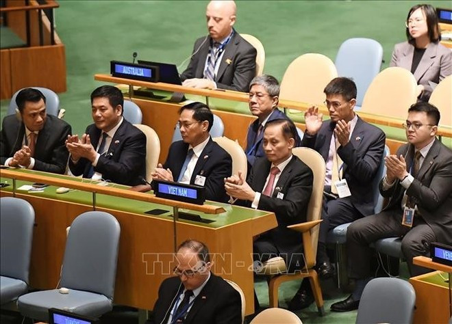 La delegación vietnamita en el Debate General del 80.º período de sesiones de la Asamblea General de la ONU con el mensaje central: “Honrando el valor de la paz, transformaciones audaces para crear un futuro sostenible". (Foto: VNA) La delegación vietnamita en el Debate General del 80.º período de sesiones de la Asamblea General de la ONU con el mensaje central: “Honrando el valor de la paz, transformaciones audaces para crear un futuro sostenible". (Foto: VNA)