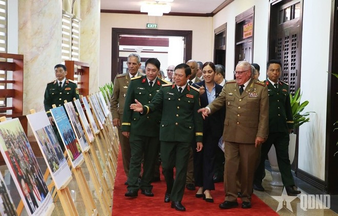 Los delegados visitan una exposición sobre la cooperación entre Vietnam y Cuba (Foto: qdnd.vn) Los delegados visitan una exposición sobre la cooperación entre Vietnam y Cuba (Foto: qdnd.vn)