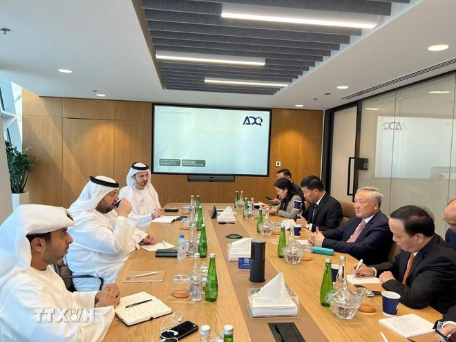 El viceprimer ministro vietnamita Nguyen Hoa Binh se reunió con Mohamed Hassan Al Suwaidi, ministro de Inversiones y director general del Fondo ADQ. (Foto: VNA) El viceprimer ministro vietnamita Nguyen Hoa Binh se reunió con Mohamed Hassan Al Suwaidi, ministro de Inversiones y director general del Fondo ADQ. (Foto: VNA)