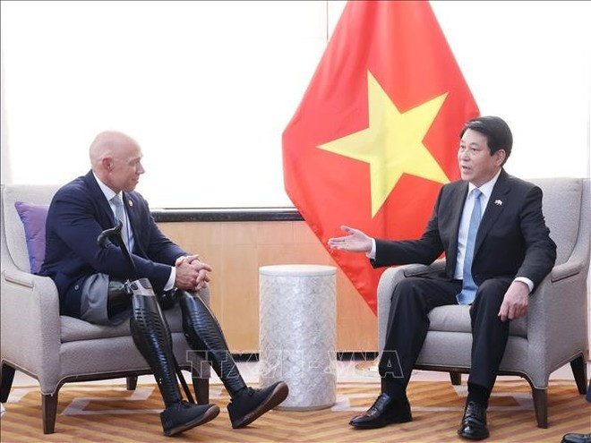 El presidente Luong Cuong sostiene encuentro con el congresista Brian Mast, presidente del Comité de Asuntos Exteriores de la Cámara de Representantes de EE.UU. (Foto: VNA) El presidente Luong Cuong sostiene encuentro con el congresista Brian Mast, presidente del Comité de Asuntos Exteriores de la Cámara de Representantes de EE.UU. (Foto: VNA)