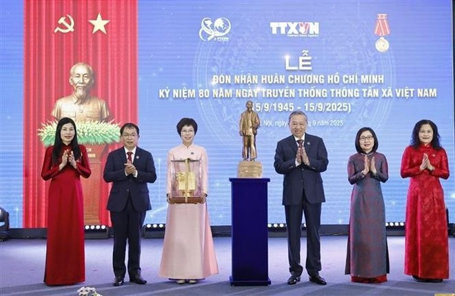 El secretario general To Lam entrega una estatua del presidente Ho Chi Minh a la Agencia Vietnamita de Noticias (Foto: VNA) El secretario general To Lam entrega una estatua del presidente Ho Chi Minh a la Agencia Vietnamita de Noticias (Foto: VNA)