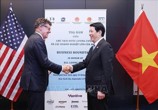 El presidente vietnamita, Luong Cuong, se reúne con gerentes estadounidenses durante el evento. (Foto: VNA) El presidente vietnamita, Luong Cuong, se reúne con gerentes estadounidenses durante el evento. (Foto: VNA)
