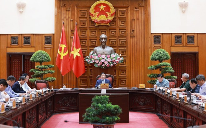El primer ministro de Vietnam, Pham Minh Chinh, preside una reunión para revisar el progreso y acelerar la implementación del proyecto ferroviario clave Lao Cai - Hanói - Hai Phong. (Foto: VNA) El primer ministro de Vietnam, Pham Minh Chinh, preside una reunión para revisar el progreso y acelerar la implementación del proyecto ferroviario clave Lao Cai - Hanói - Hai Phong. (Foto: VNA)