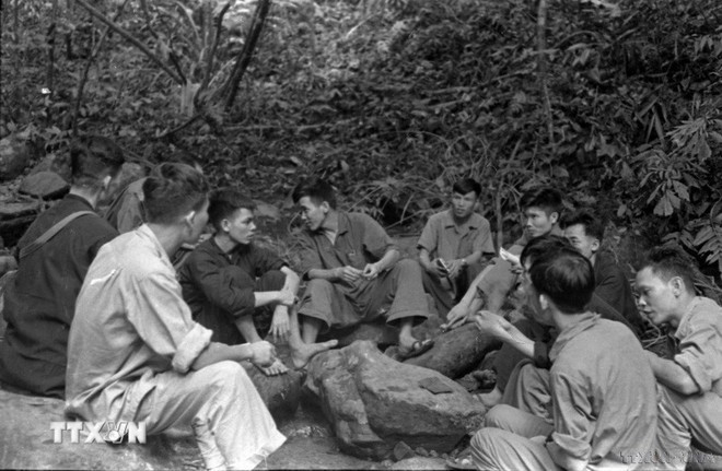 Durante la guerra de resistencia, los reporteros de la VNA estuvieron presentes en las zonas más peligrosas y arduas para capturar imágenes de las valientes y heroicas batallas de los soldados y el pueblo. En la imagen: Reunión de la corresponsalía de Tri-Thien-Hue al lado de un arroyo (Foto: VNA) Durante la guerra de resistencia, los reporteros de la VNA estuvieron presentes en las zonas más peligrosas y arduas para capturar imágenes de las valientes y heroicas batallas de los soldados y el pueblo. En la imagen: Reunión de la corresponsalía de Tri-Thien-Hue al lado de un arroyo (Foto: VNA)
