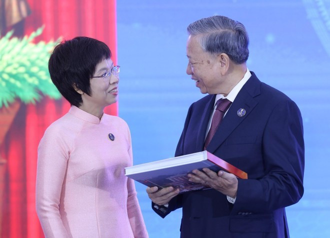 La directora general de VNA, Vu Viet Trang, entrega al secretario general To Lam el libro de fotografías "La gloria pertenece por siempre al pueblo". (Foto: VNA) La directora general de VNA, Vu Viet Trang, entrega al secretario general To Lam el libro de fotografías "La gloria pertenece por siempre al pueblo". (Foto: VNA)