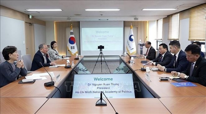 En el encuentro entre el director de la Academia Nacional de Política Ho Chi Minh y presidente del Consejo Teórico Central, Nguyen Xuan Thang y Lim Chae Won, presidente del Instituto Nacional de Desarrollo de Recursos Humanos (Foto: VNA) En el encuentro entre el director de la Academia Nacional de Política Ho Chi Minh y presidente del Consejo Teórico Central, Nguyen Xuan Thang y Lim Chae Won, presidente del Instituto Nacional de Desarrollo de Recursos Humanos (Foto: VNA)