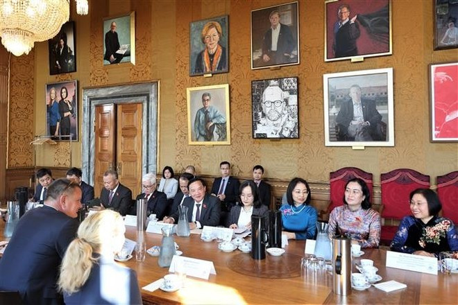 Sesión de trabajo entre la delegación vietnamita y el alcalde de Copenhague, Lars Weiss (Foto: VNA) Sesión de trabajo entre la delegación vietnamita y el alcalde de Copenhague, Lars Weiss (Foto: VNA)