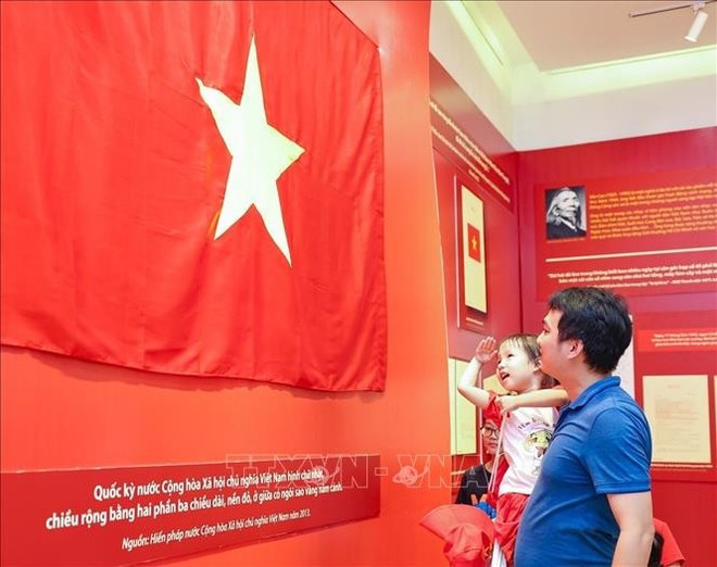Turistas visitan la exposición sobre logros nacionales de Vietnam, en Hanói. (Foto: VNA) Turistas visitan la exposición sobre logros nacionales de Vietnam, en Hanói. (Foto: VNA)