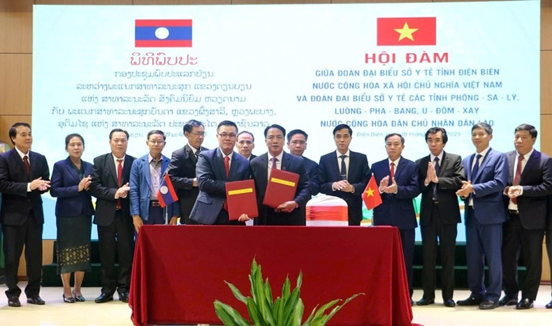 Los Servicios de Salud Pública de la provincia de Dien Bien y la laosiana de Oudomxay firman un memorando de entendimiento sobre cooperación. (Foto: baovanhoa.vn)