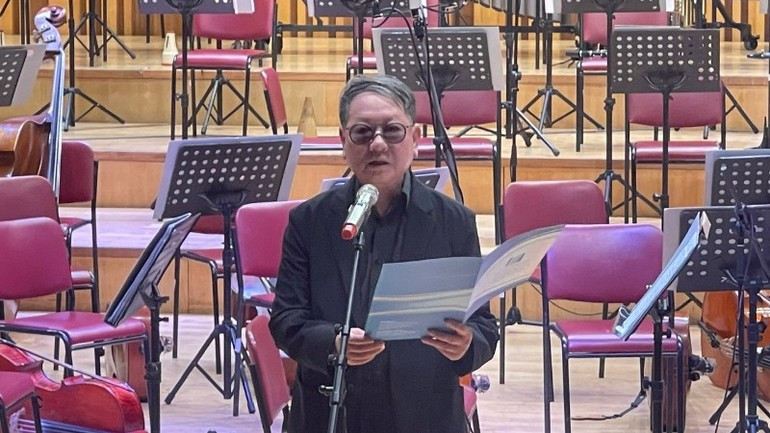 Duc Trinh, presidente de la Asociación de Músicos de Vietnam, habla en la cita.