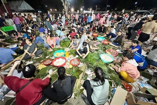 Cientos de residentes empaquetan pasteles durante la noche en la provincia de Dong Nai para enviarlos a las personas afectadas por las inundaciones. (Foto: VNA)