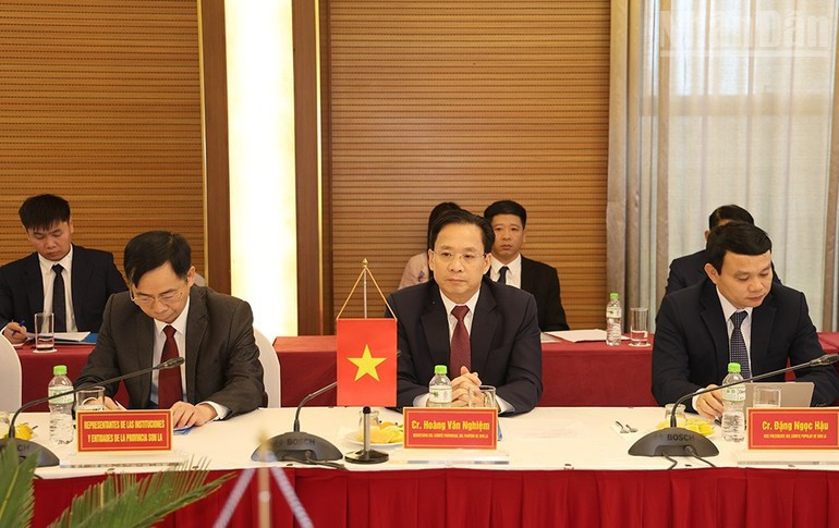 Hoang Van Nghiem, secretario del Comité del Partido en la provincia de Son La, recibe a la delegación de la embajada de Cuba en Vietnam.