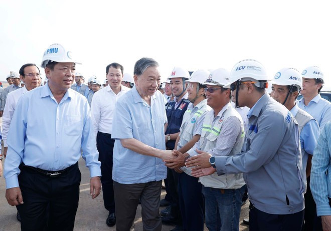El secretario general To Lam visita a los funcionarios, trabajadores y obreros que participan en el proyecto del Aeropuerto Internacional de Long Thanh (Foto: VNA)
