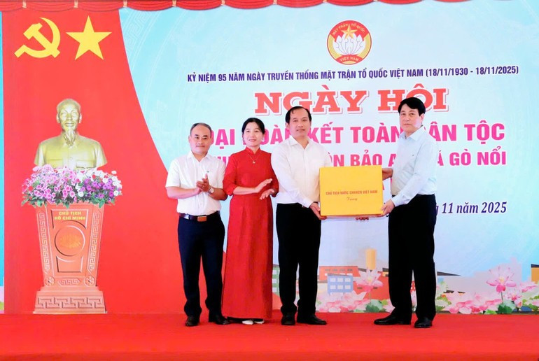 El presidente de Vietnam, Luong Cuong, entrega obsequios a la comuna de Go Noi, sus 17 aldeas y a 10 familias políticas ejemplares. (Foto: Nhan Dan)