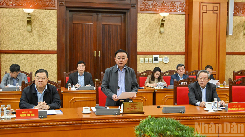 El miembro del Buró Político, miembro permanente del Secretariado del Comité Central del Partido y jefe del Subcomité de Organización del XIV Congreso del Partido, Tran Cam Tu, interviene en la reunión. (Foto: Nhan Dan)