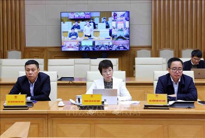 Miembros del Comité Directivo Nacional de Defensa Civil asisten a la reunión virtual en la sede del Gobierno. (Foto: VNA)