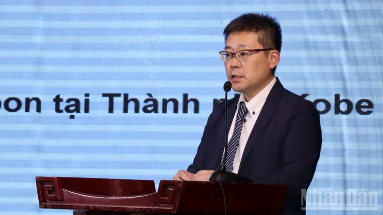 Yoji Koizumi, director del Departamento de Promoción Urbana del Futuro de la Oficina de Planificación Urbana de la ciudad de Kobe, comparte su experiencia en el desarrollo de áreas urbanas con bajas emisiones de carbono.