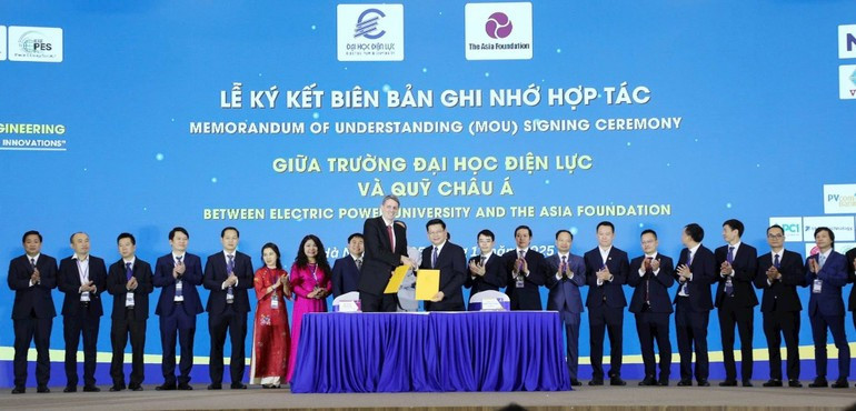 La Universidad de Electricidad y la Fundación Asia firman un memorando de entendimiento sobre cooperación.