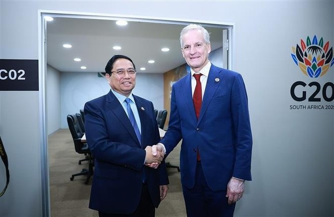 El primer ministro vietnamita, Pham Minh Chinh, y su homólogo noruego, Jonas Gahr Store. (Foto: VNA)