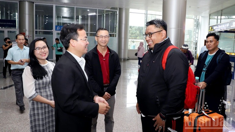 El director del Servicio de Cultura, Deportes y Turismo de la provincia de Lam Dong, Nguyen Van Loc, recibe al presidente de la Asociación de Turismo y Viajes de Malasia, Fathir Badri Alhadad.