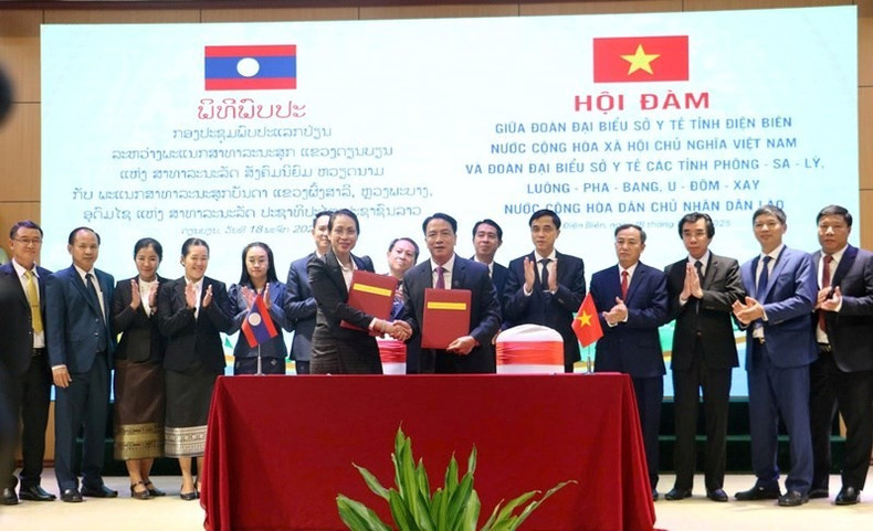 Los Servicios de Salud Pública de la provincia de Dien Bien y la laosiana de Luang Prabang firman un memorando de entendimiento sobre cooperación. (Foto: baovanhoa.vn)
