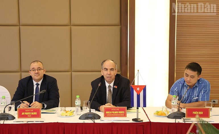 El embajador cubano en Vietnam, Rogelio Polanco Fuentes, habla en el evento.