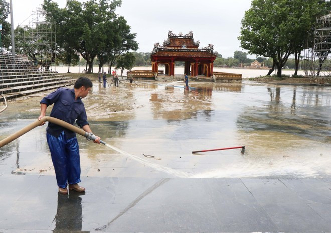 Trabajadores lavan el lodo del sitio arqueológico de Nghinh Luong Dinh, en la ribera norte del río Huong, ciudad de Hue. (Foto: VNA)