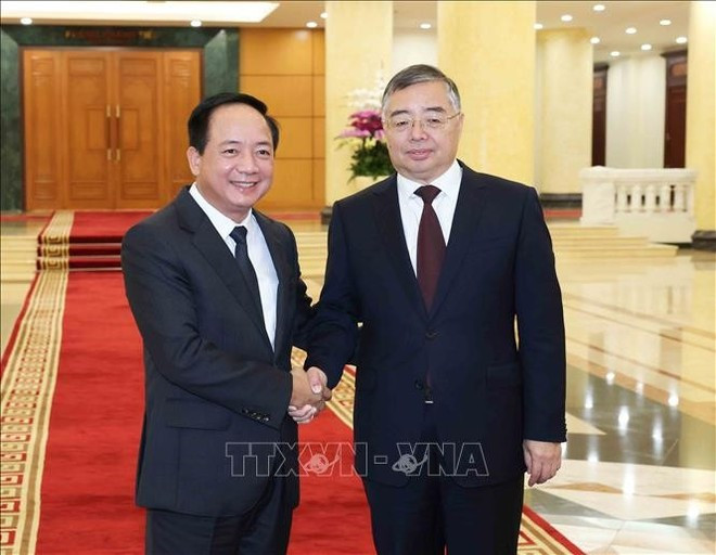 El jefe de la Comisión de Propaganda y Movilización de Masas del Comité Central del Partido Comunista de Vietnam, Trinh Van Quyet y el titular del Departamento de Propaganda del Comité Central del Partido Comunista de China (PCCH), Li Shulei (Foto: VNA)