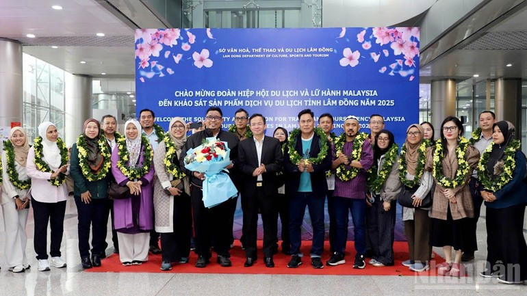 Miembros de la Asociación de Turismo y Viajes de Malasia conocen productos y servicios turísticos de Lam Dong.