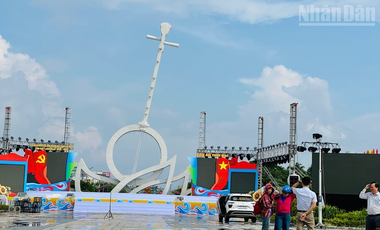 Las entidades preparan con diligencia las actividades culturales y artísticas programadas para dar la bienvenida a la Asamblea del Comité del Partido en Ca Mau.