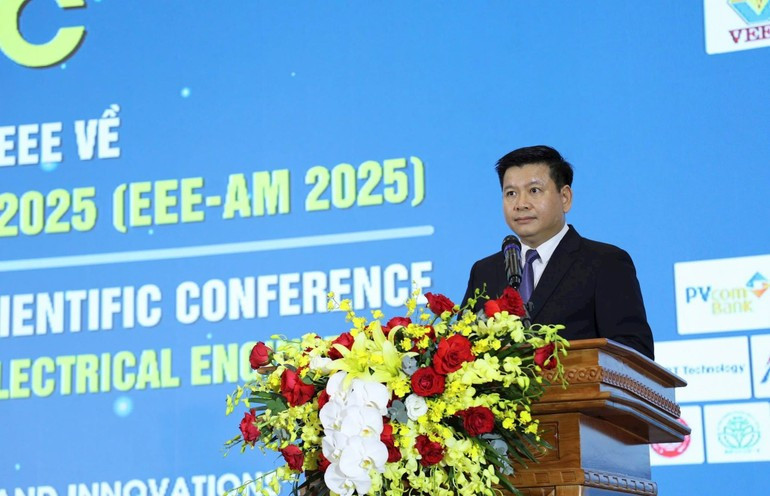 El profesor asociado y doctor Dinh Van Chau, rector de la Universidad de Electricidad, pronuncia el discurso de apertura.