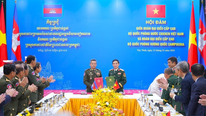 El miembro del Buró Político del Partido Comunista y ministro de Defensa de Vietnam, general Phan Van Giang, y el viceprimer ministro y titular de Defensa de Camboya, general Tea Seiha, en la conversación oficial. (Foto: VNA)