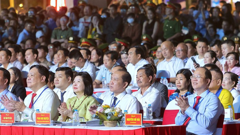 Dirigentes de Ca Mau y ciudadanos de la provincia en la ceremonia de apertura.