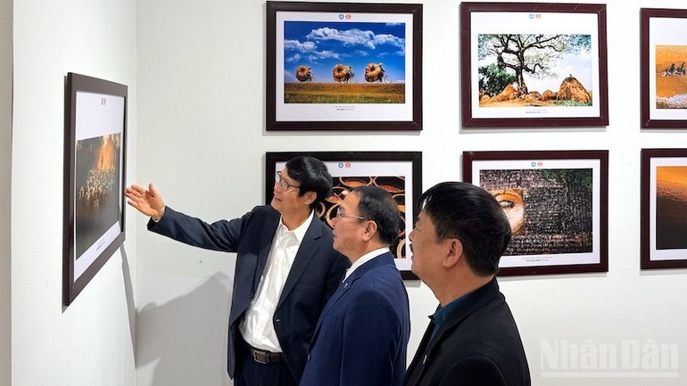 La fotografía se convierte en un puente que conecta las culturas de ambos países y sus pueblos.