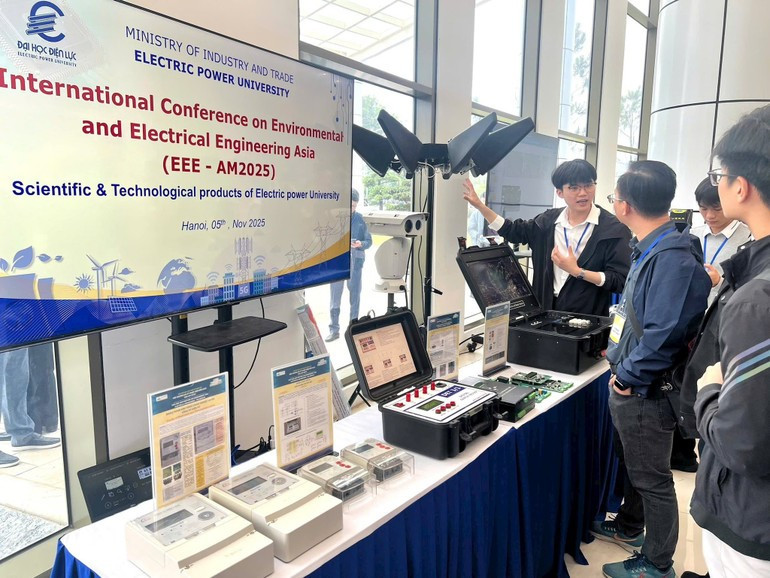 Los asistentes recorren los stands de la Exposición.