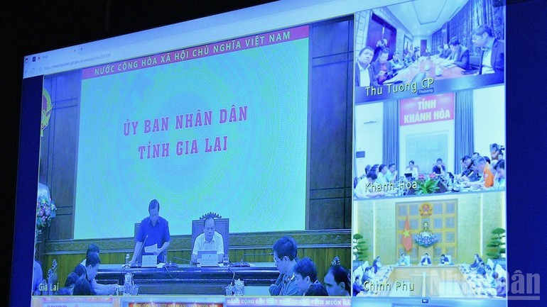 La reunión se conecta con la sede del Gobierno y con las provincias (Foto: Nhan Dan)