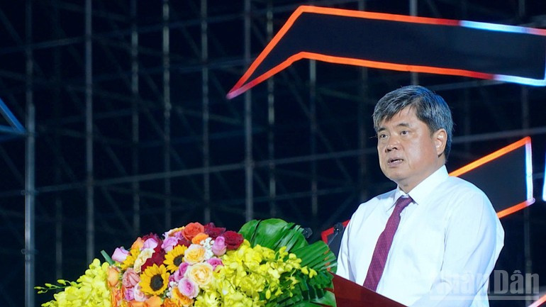El viceministro de Agricultura y Medio Ambiente Tran Thanh Nam habla en la ceremonia inaugural de la Fiesta.
