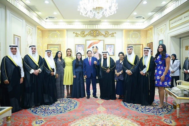El primer ministro Pham Minh Chinh y su esposa se reúnen con el ex primer ministro kuwaití Sheikh Nasser Al-Mohammed Al-Jaber Al-Sabah. (Foto: VNA)
