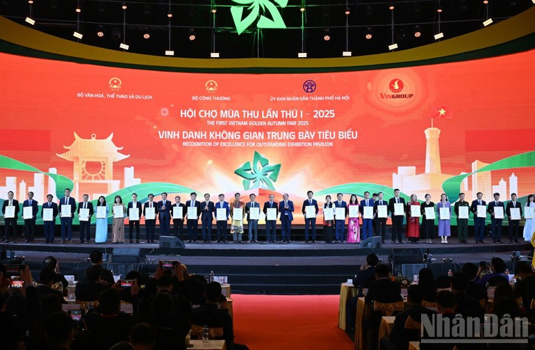 En el evento se honran a organizaciones y empresas destacadas. (Foto: Nhan Dan)