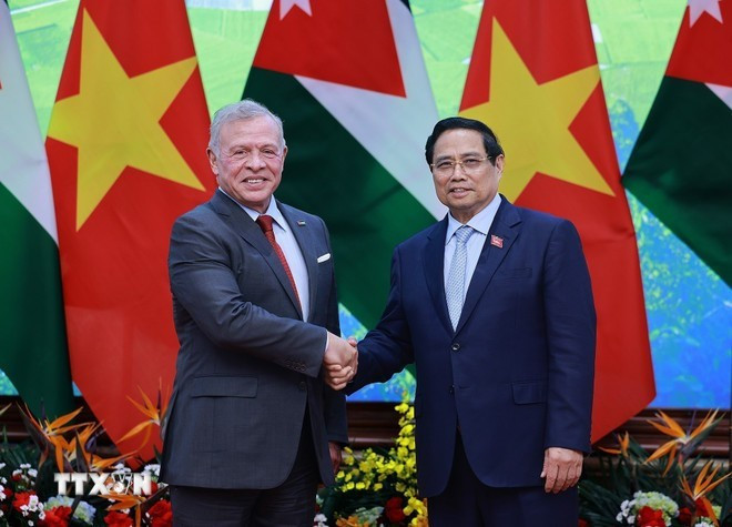 El primer ministro de Vietnam, Pham Minh Chinh, (derecha) se reúne con el Rey Abdalá II bin Al Hussein de Jordania. (Foto: VNA)