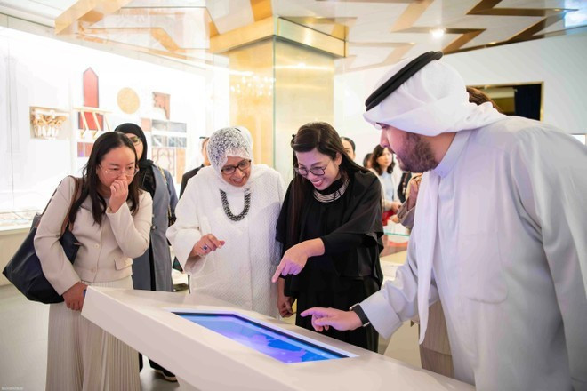 Ambas esposas observan las exposiciones del museo (Foto: baoquocte.vn)