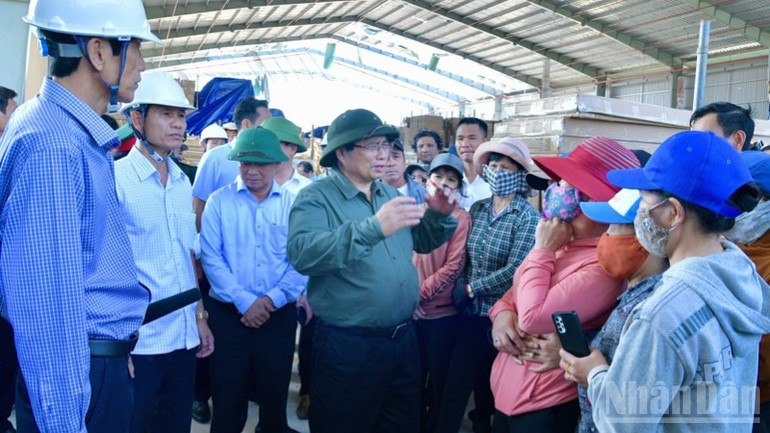 El primer ministro Pham Minh Chinh se reúne con los pobladores de la provincia de Gia Lai (Foto: Nhan Dan)