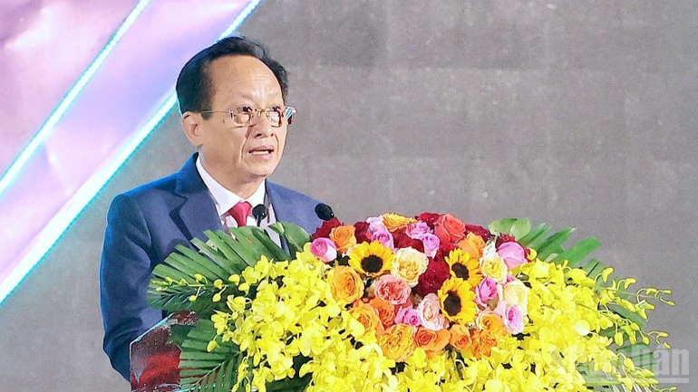Pham Van Thieu, vicesecretario del Comité del Partido y presidente del Consejo Popular provincial, pronuncia el discurso de apertura.