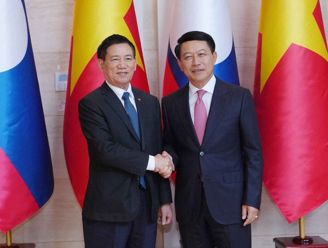 El viceprimer ministro de Vietnam, Ho Duc Phoc, y el secretario general del Partido Popular Revolucionario y presidente de Laos, Thongloun Sisoulith. (Foto: VNA)