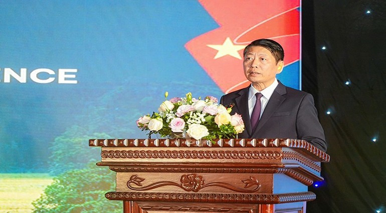 Tran Song Tung, vicepresidente permanente del Comité Popular de Ninh Binh, interviene en la cita.